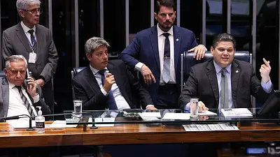 Alcolumbre retira PEC da Segurança Pública da pauta do Senado para buscar acordo sobre emendas