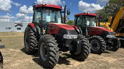 Município amplia frota de máquinas com chegada de dois tratores, escavadeira e retroescavadeira