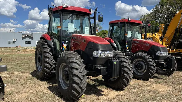 Município amplia frota de máquinas com chegada de dois tratores, escavadeira e retroescavadeira